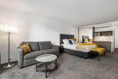 um quarto com uma cama, um sofá e uma mesa em Quality Hotel Wangaratta Gateway em Wangaratta