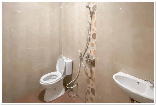 RedDoorz Syariah near T2 Juanda Airport 2 في Dares: حمام مع مرحاض ومغسلة