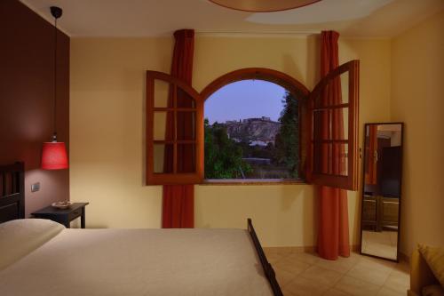 1 dormitorio con cama y ventana abierta en B&B Villa Rodriguez, en Milazzo