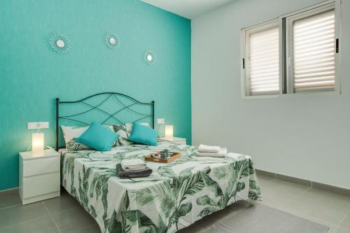 ベシンダリオにある1a Van Halenの青い壁のベッド付きの青いベッドルーム1室