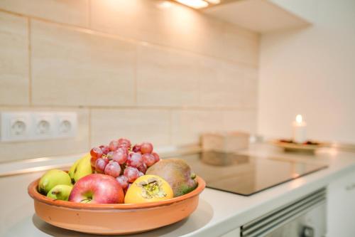 a bowl of fruit sitting on a counter in a kitchen at 1a Van Halen in Vecindario