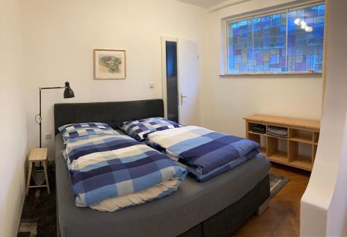 1 dormitorio con 2 camas y ventana en Rustic Overnight Apartment, en Osterholz-Scharmbeck