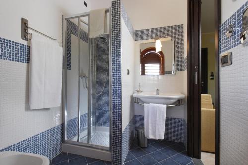 a bathroom with a sink and a shower and a toilet at B&B Villa Rodriguez in Milazzo