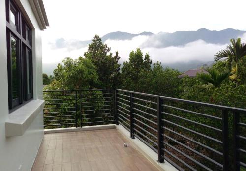 a balcony with a view of the mountains at 青禾軒 in Fuli