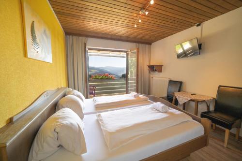Posteľ alebo postele v izbe v ubytovaní Hotel-Gasthof Deixelberger