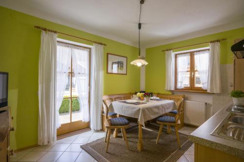 eine Küche mit einem Tisch und Stühlen im Zimmer in der Unterkunft Christophenhof in Oberaudorf