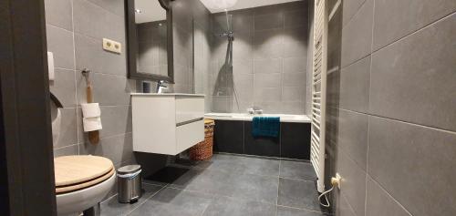 Ένα μπάνιο στο O Près de la Lienne, maison de campagne de charme, accord parfait entre confort et authenticité