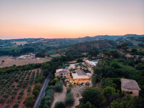 una vista aerea di una casa in un campo di Leano Agriresort a Piazza Armerina