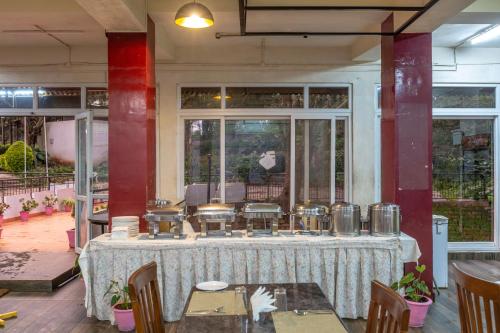 Χώρος καθιστικού στο KSTDC Hotel Mayura Pine Top Nandi Hills