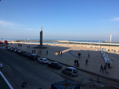 a view of a beach with cars parked on it at prachtige studio met havenzicht in Ostend