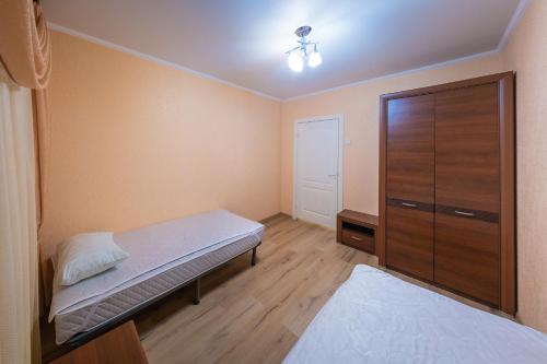 Dormitorio pequeño con cama y armario en Апартаменты на Бирули от ApartmentCity, en Mogilev