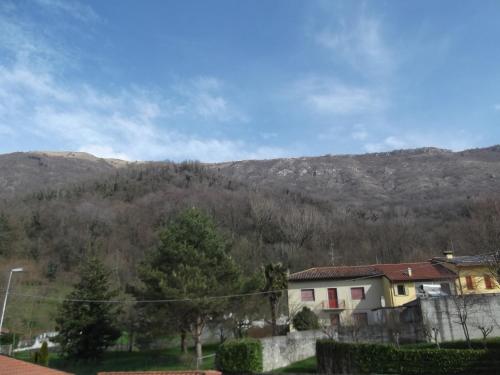 a house with a mountain in the background at Sentiero Valinis in Fanna