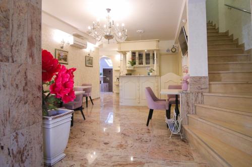 un salon avec un escalier et une salle à manger dans l'établissement Boutique Hotel Asteria, à Ljubljana
