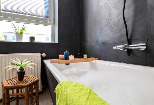 a bathroom with a bath tub with a green towel at MD-8 Kleiststrasse 4 - Zentral nur 5min bis zur Innenstadt - 2Schlafzimmer-Smart TV-Badewanne-Innenhoflage in Magdeburg