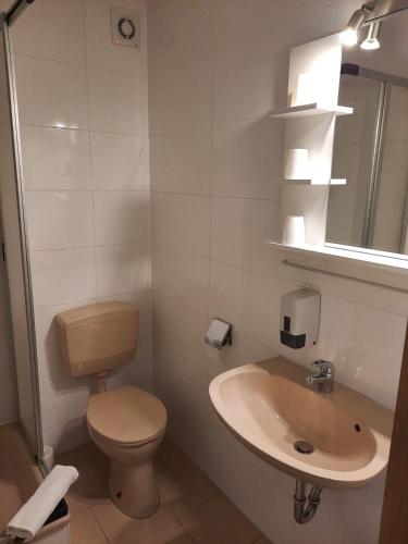 Ένα μπάνιο στο Hotel Adler