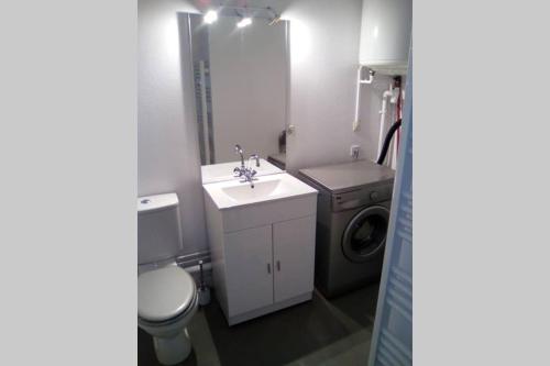 a bathroom with a toilet sink and a washing machine at STUDIO double 21 centre de LIMOGES WIFI in Limoges