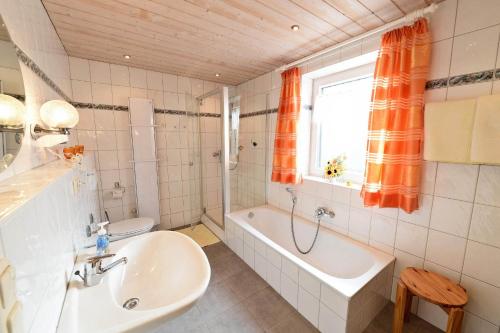 Ett badrum på Gästehaus Monalisa