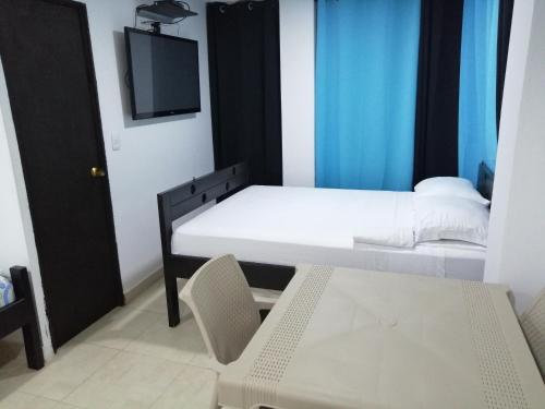 ein kleines Zimmer mit einem Bett und einem Fernseher in der Unterkunft San San Andres Balcony View 4 by BBBSAI in Buenavista