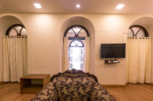 Μια τηλεόραση ή/και κέντρο ψυχαγωγίας στο KSTDC Hotel Mayura Pine Top Nandi Hills