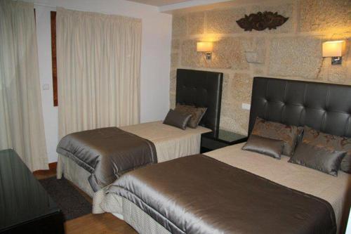 Hotel Katia في تشافيس: غرفة بسريرين في غرفة فندق