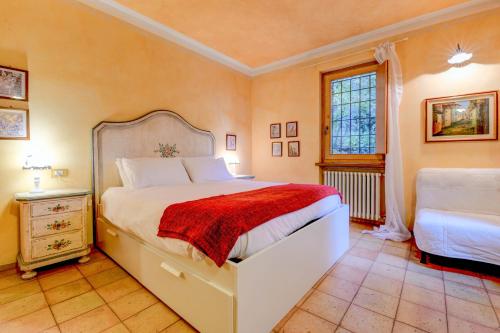 - une chambre avec un grand lit et une fenêtre dans l'établissement Colleincanto Appartamento Torretta, à Gavardo