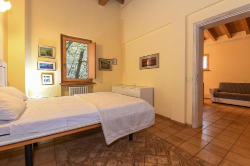 a bedroom with a bed and a couch at Colleincanto Appartamento Vittorio in Gavardo