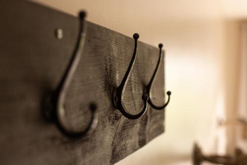 a pair of glasses hanging on a wall at Herberg de Appelgaard in Barneveld