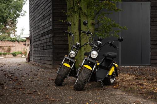 two motorcycles are parked next to a building at Herberg de Appelgaard in Barneveld