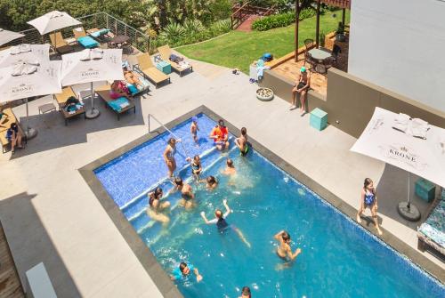 una vista aérea de la gente en una piscina en Morgan Bay Hotel en Morganʼs Bay