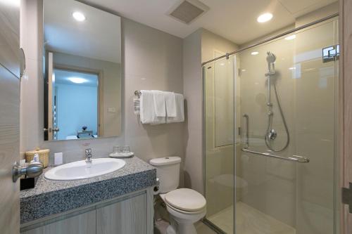 Ban TamruにあるKantary Hotel And Serviced Apartment, Amata, Bangpakongのバスルーム(洗面台、シャワー付)