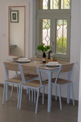 a dining room table and chairs with a table and a mirror at הבית של סתיו in Rosh Pinna