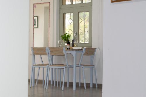 a dining room with a table and chairs at הבית של סתיו in Rosh Pinna