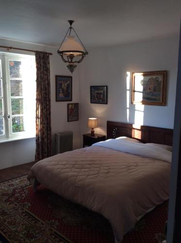 um quarto com uma cama grande e uma janela em Crew Quarters Port Launay em Châteaulin