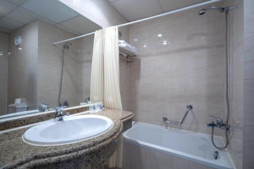 Bella Vista Resort Hurghada Families And Couples Only في الغردقة: حمام مع حوض وحوض استحمام