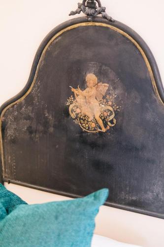 an old suitcase with a picture of a woman on it at Leano Agriresort in Piazza Armerina