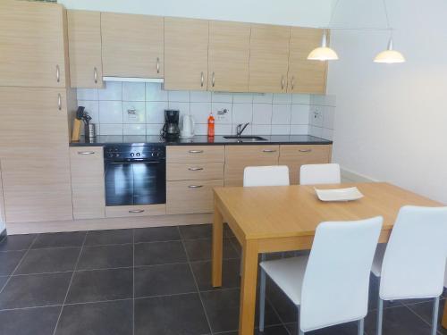 Kuchyň nebo kuchyňský kout v ubytování Apartment Andromède 2-pièces A24 by Interhome