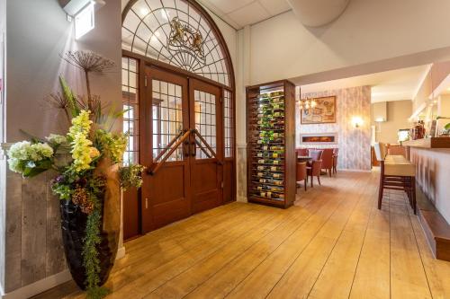 un hall avec une porte et une cave à vin dans l'établissement Het Wapen van Leiden, à Appingedam