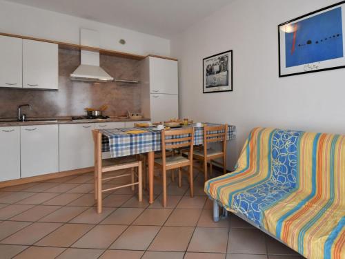 ロザピネタにあるApartment Mediterraneo-2 by Interhomeのキッチン(テーブル、ソファ付)