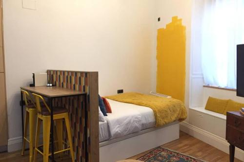 - une chambre avec un lit, un bureau et une table dans l'établissement Labarta, à Vigo