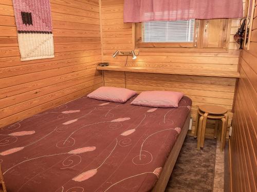 ルカにあるHoliday Home Kuusela by Interhomeの木製の部屋にベッド1台が備わるベッドルーム1室があります。