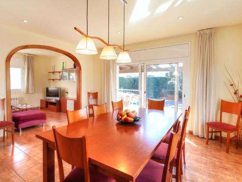 uma sala de jantar com uma grande mesa de madeira e cadeiras em Holiday Home Eva by Interhome em L'Escala