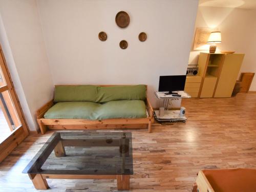 salon z kanapą i stolikiem kawowym w obiekcie Apartment Val di Fassa by Interhome w mieście Alba di Canazei