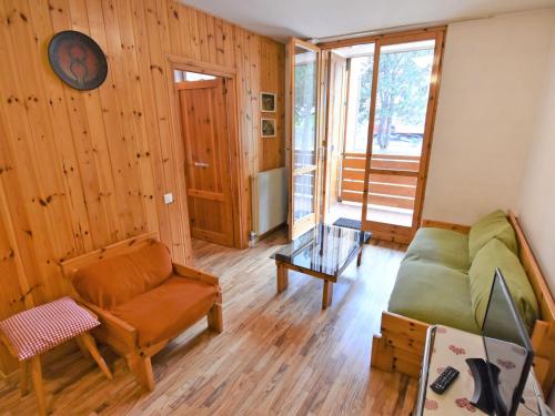 salon z kanapą i krzesłem w obiekcie Apartment Val di Fassa by Interhome w mieście Alba di Canazei