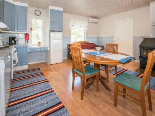 uma cozinha e sala de jantar com mesa e cadeiras em Holiday Home Tyynelä by Interhome em Kyynämäki