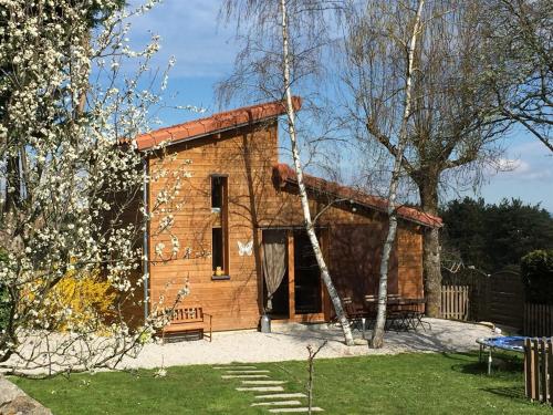 ein kleines Backsteinhaus mit einer Bank im Hof in der Unterkunft Ecogîte Les Papillons des Sucs in Saint-Maurice-de-Lignon
