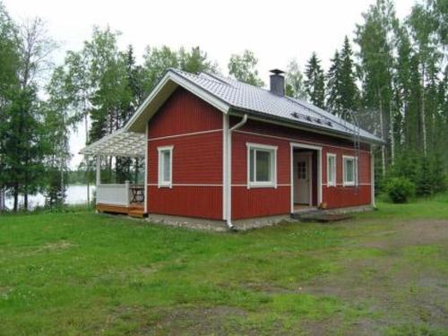 uma casa vermelha no meio de um campo em Holiday Home Helmiranta by Interhome em Saarijärvi
