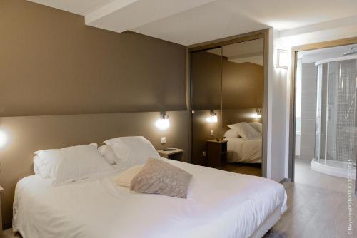 Postel nebo postele na pokoji v ubytování Logis Hôtel Restaurant de France