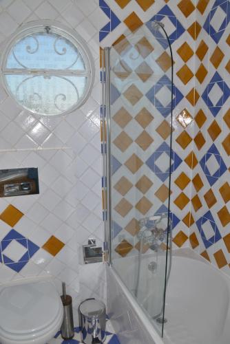 a bathroom with a shower and a toilet and a sink at Quinta da Fonte em Moncarapacho in Moncarapacho