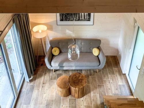 Holiday Home Cosy tiny house by Interhome في بيسيك: إطلالة علوية لغرفة معيشة مع أريكة وطاولة