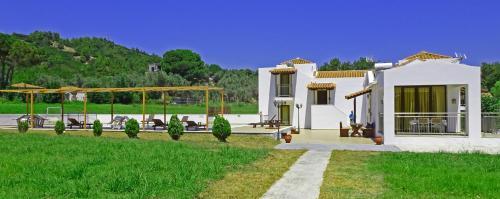 Κήπος έξω από το Parissis Eden Villas Skiathos